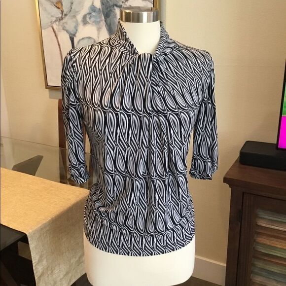 BLACK AND WHIT BLOUSE SIZE MEDIUM SHORT SLEEVES - Picture 6 of 8